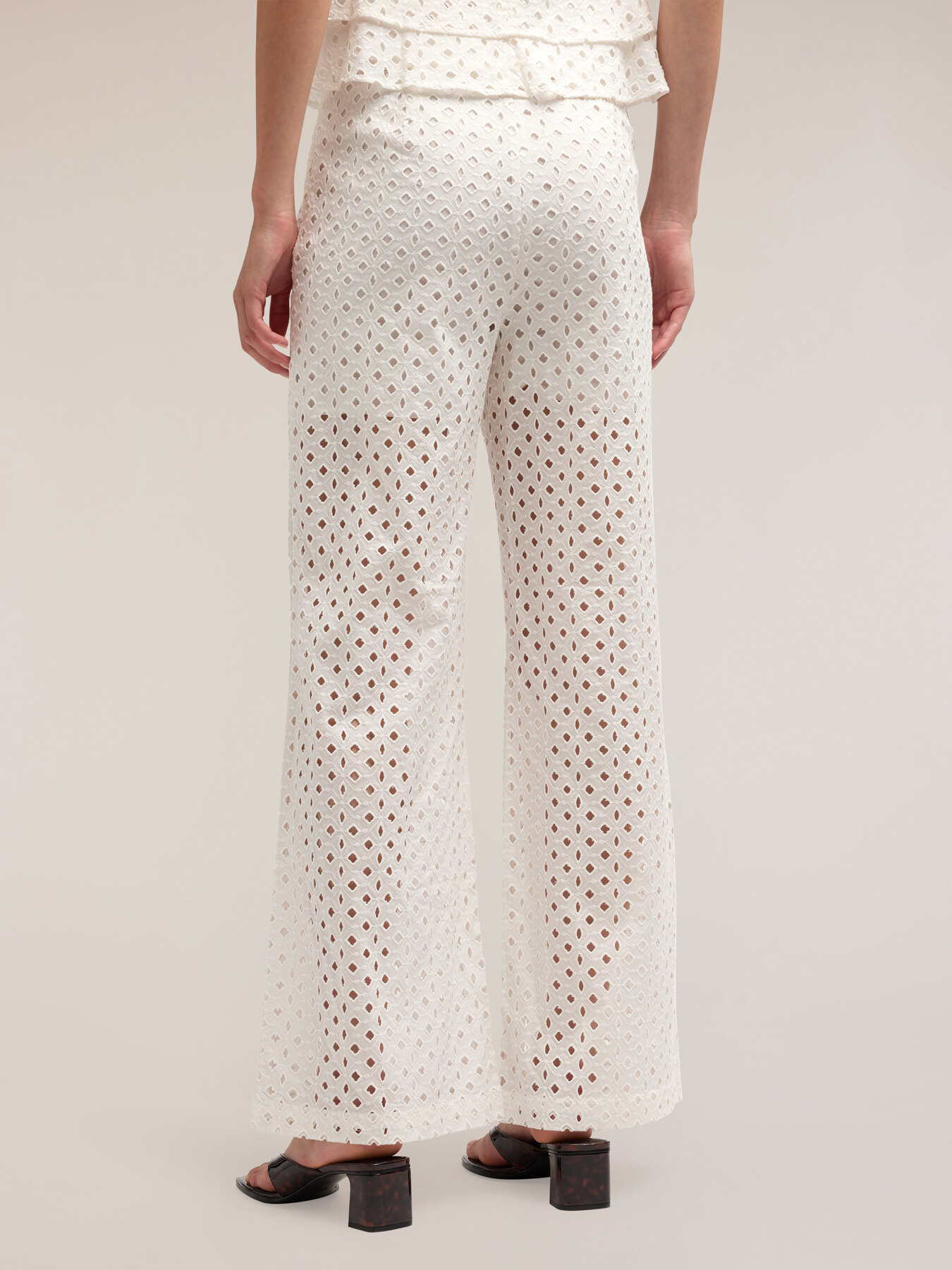 Pantalon large en broderie anglaise image number 1