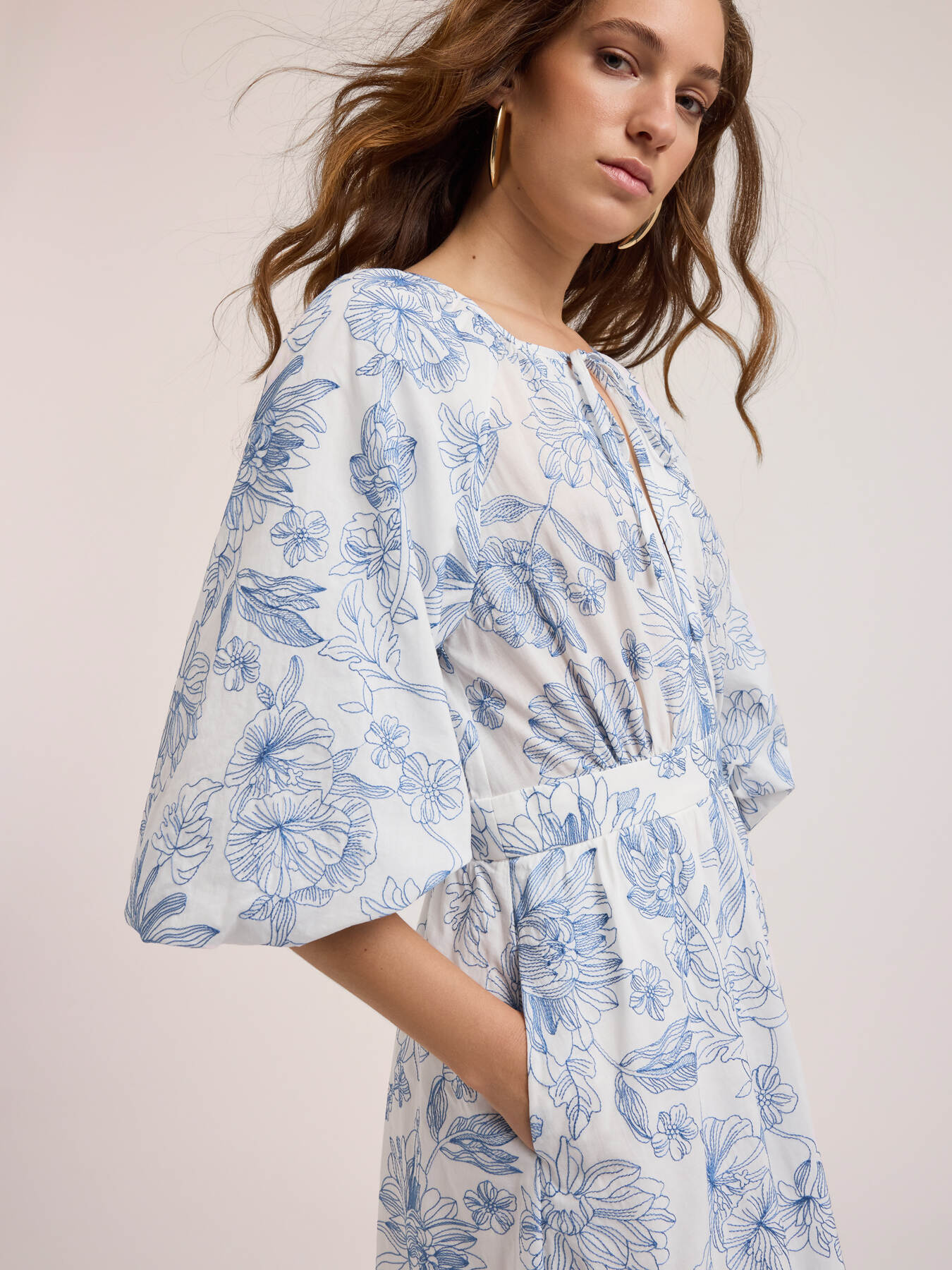 Vestido largo de algod&oacute;n con bordado floral image number 2