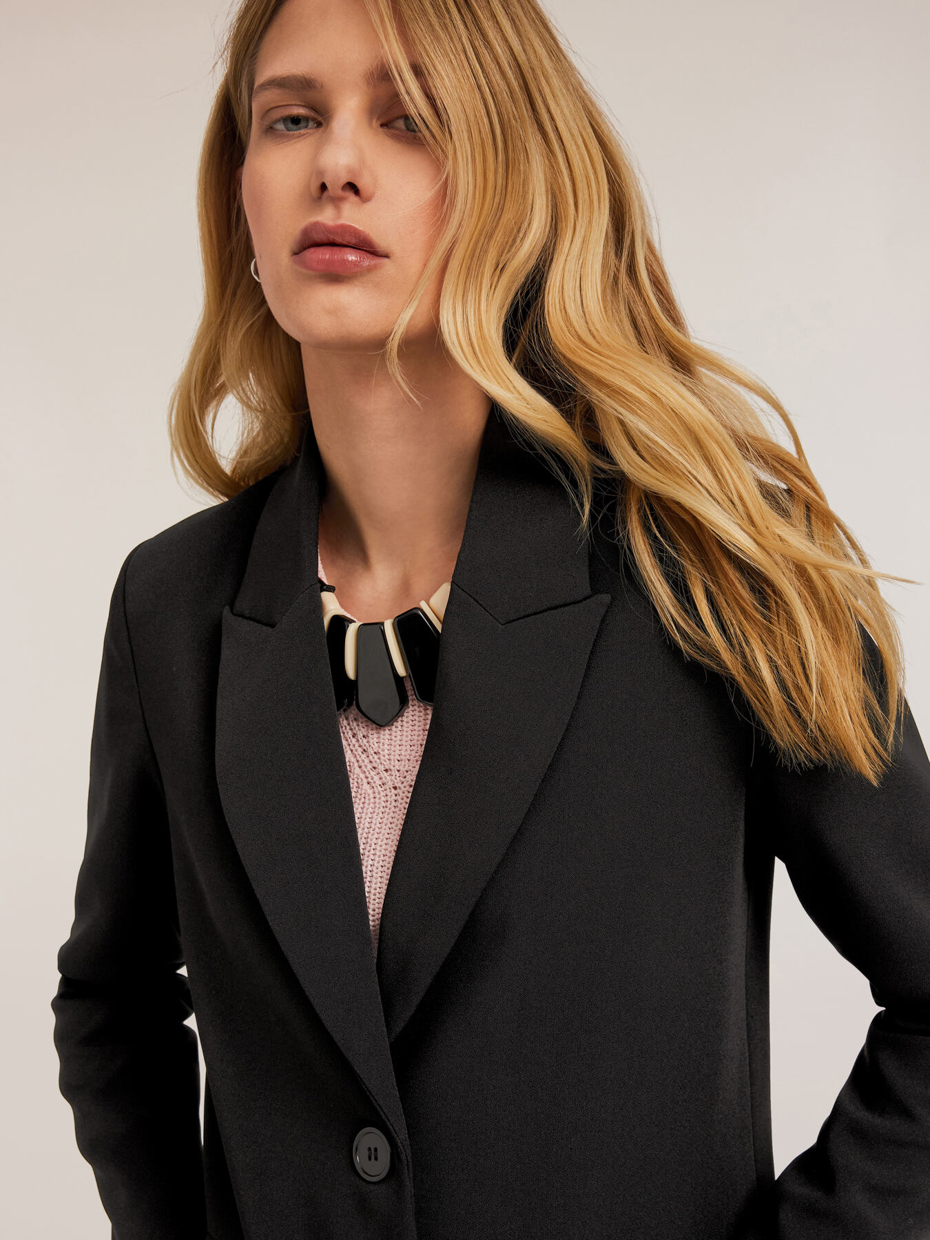 Abrigo de botonadura simple en tejido crep&eacute; image number 2