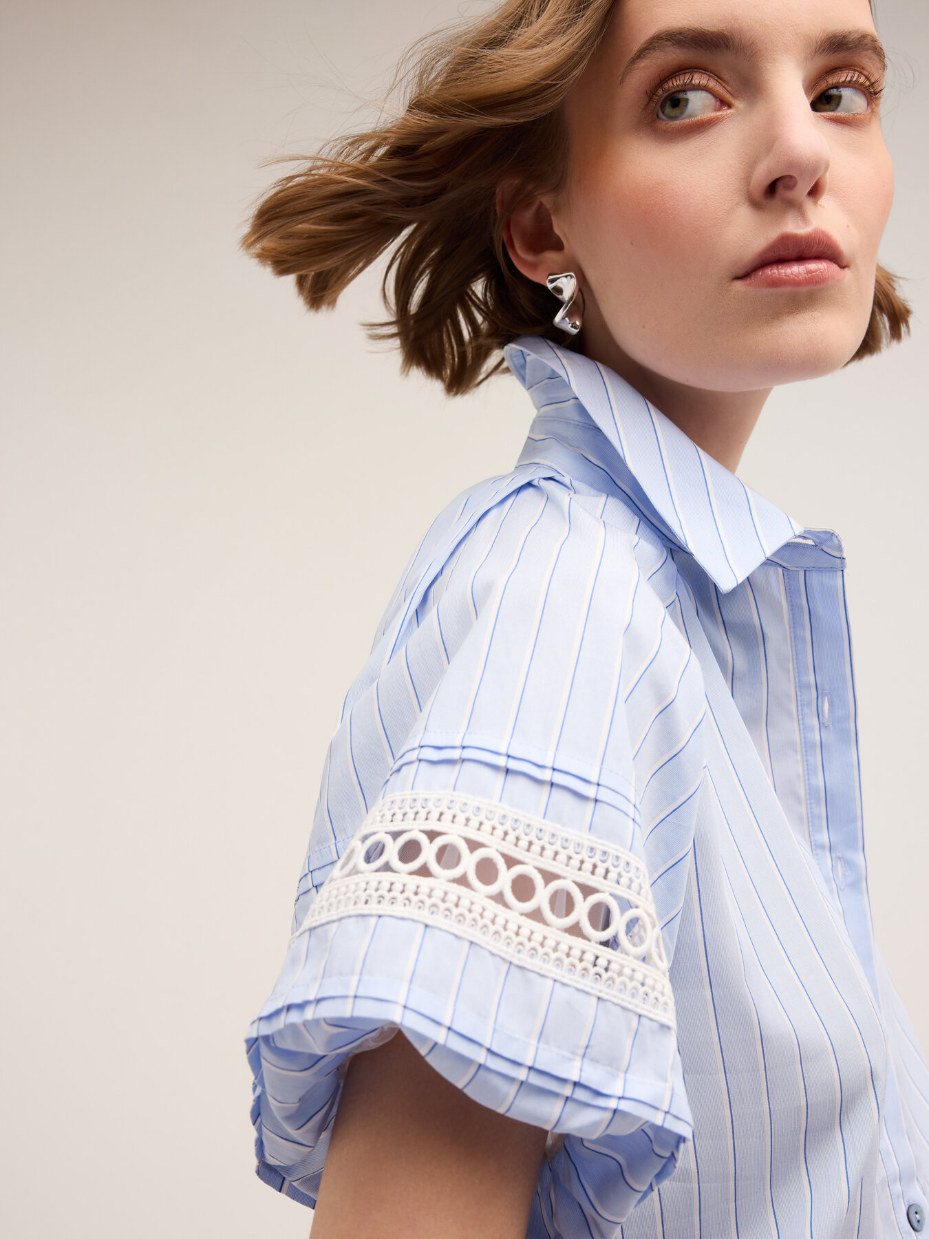 Gestreiftes Hemd mit bestickten &Auml;rmeln image number 2